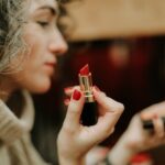 چه رنگ رژلبی چهره شما را جوان و شاداب نشان میدهد؟ 4 daria gordova ZjotkOqthsw unsplash