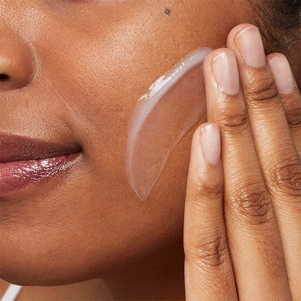 ژل شستشو و آبرسان سراوی مدل Hydrating Cleanser مخصوص پوست نرمال تا خشک 4 یک خانم در حال زدن ژل شستشو صورت سراوی مدل Hydrating Cleanser مناسب پوست نرمال تا خشک